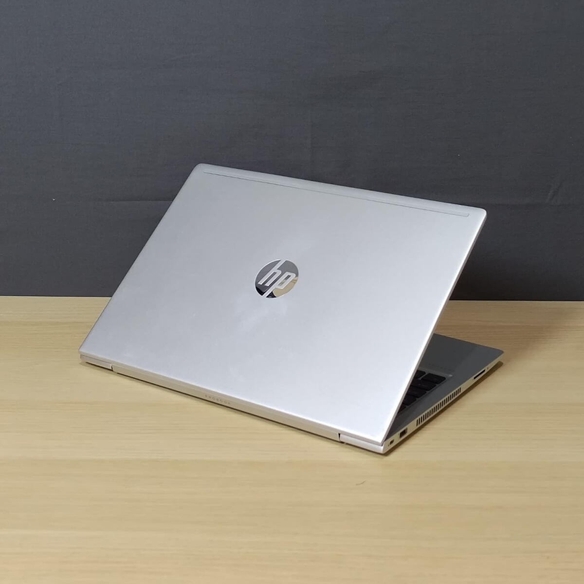 HP Probook 440 G6 Belakang Kanan HP Probook 440 G6 Belakang Kanan Butik Laptop