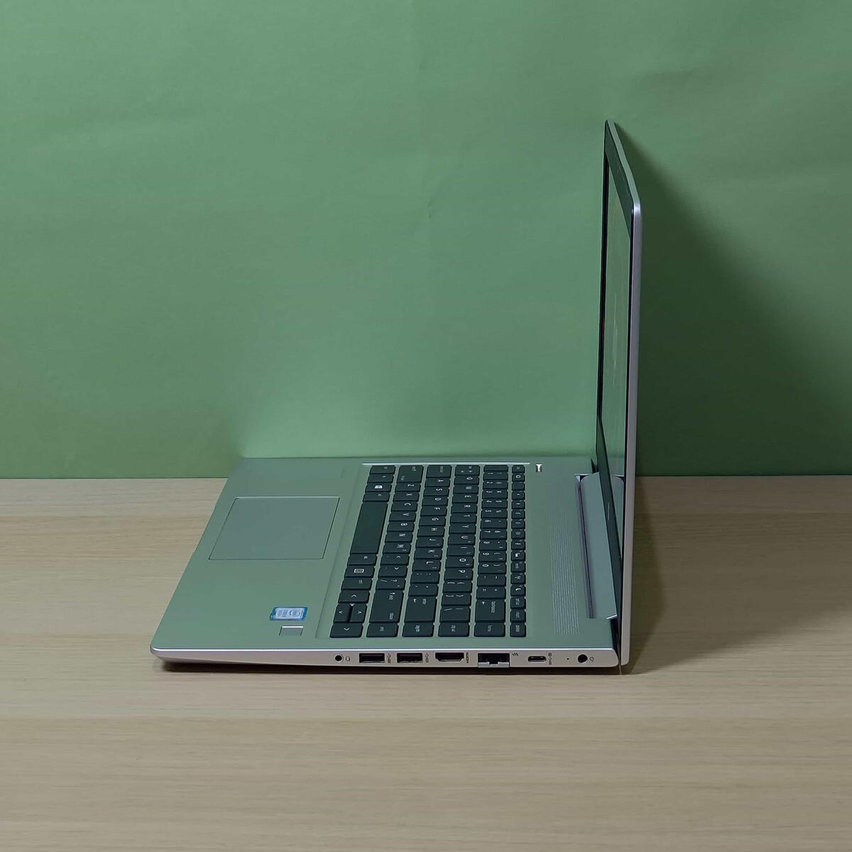 HP Probook 440 G6 Samping Kanan Butik Latop