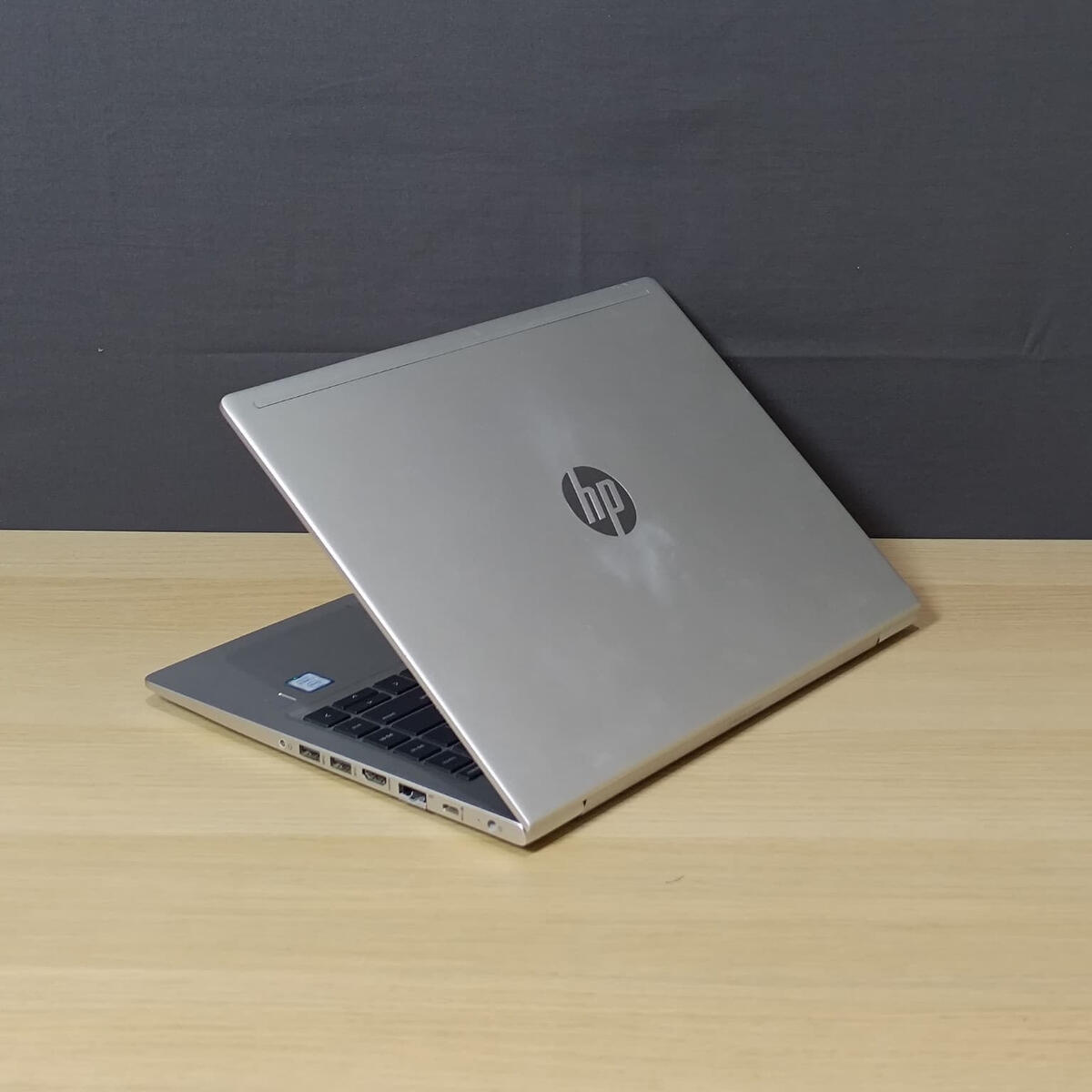 HP Probook 440 G6 Belakang Kiri HP Probook 440 G6 Belakang Kiri Butik Laptop